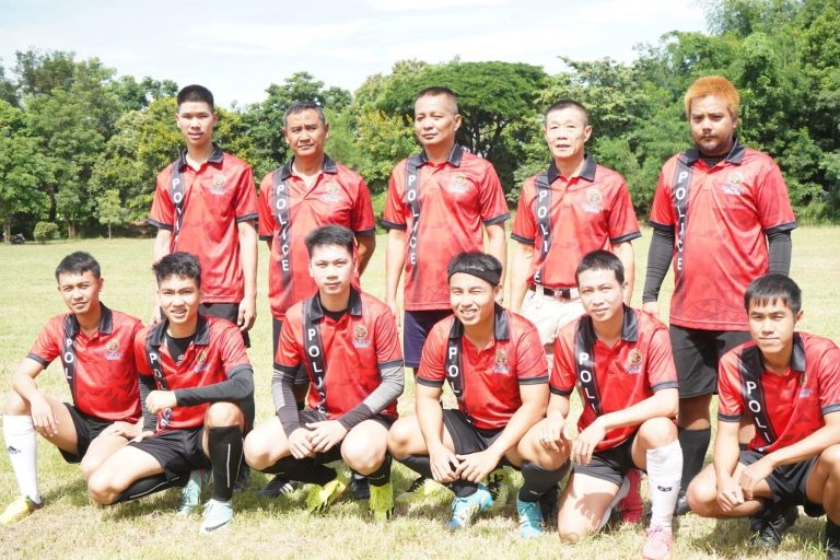 ร่วมเตะบอลกับคณะครูโรงเรียนเดื่อวิทยาคม